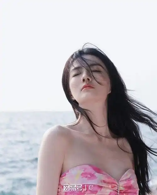 徐璐身穿浅粉抹胸短裙大秀香肩美背雪肤玉貌太性感撩人