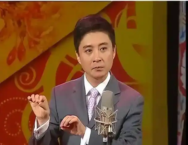 周炜曾9登春晚,却因说错话导致人设崩塌,惨遭网暴后用行动回答