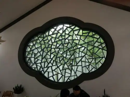 此窗格突出了苏州园林的风格,与苏州文化相统一.