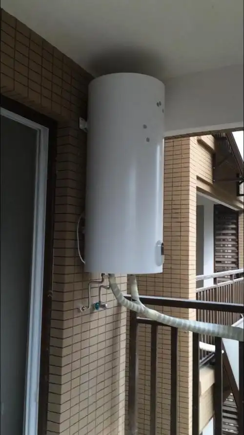 新型太阳能热水器,直接装在阳台就有热水了