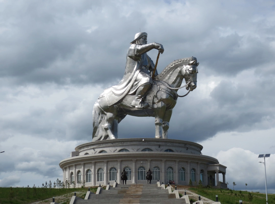 世界上最大的成吉思汗雕塑在蒙古树立,看上去确实有些霸气