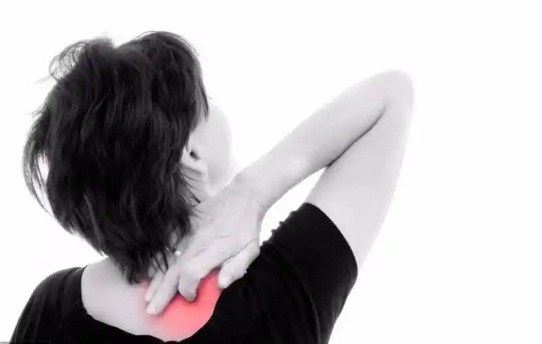 1,肩背部疼痛肺癌在早期的时候,并没有很明显的危害症状,但是其实身体