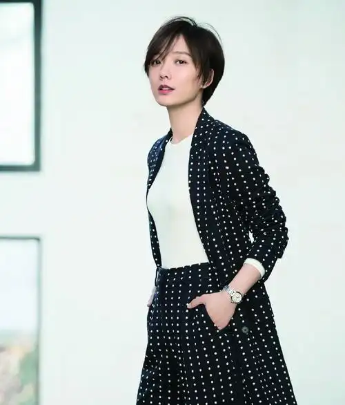 王珞丹出席活动,黑色蝴蝶结礼服优雅大气,最豪手臂亮了