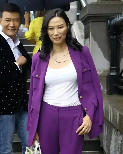 邓文迪红毯造型大翻车穿浮夸羽毛裙臃肿又壮实全靠气场撑起