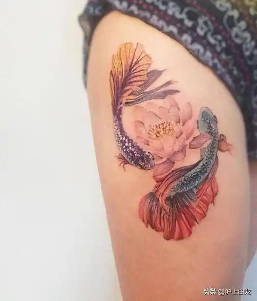 女生的小清新金鱼纹身金鱼在中国文化中始终被视为吉祥物,代表着富有