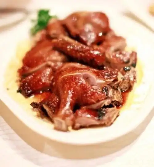 【红糟鸡】①姜洗净,切片;鸡腿剔去骨头,洗净拭干,以棉线捆卷扎紧.