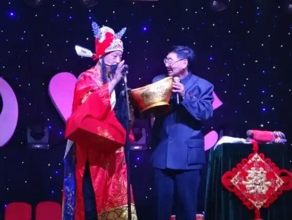 阅兵校长周虎振大婚 马季弟子龙军送喜歌