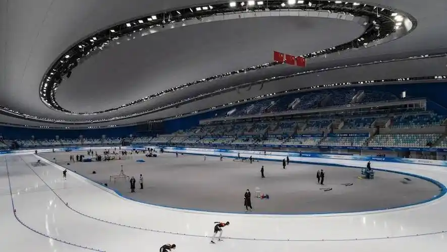 速度滑冰是冬奥会三大滑冰项目之一,与花样滑冰和短道速滑并列.