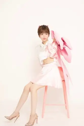 周淑怡晒照:可甜可盐限定小周 喜欢哪个我?