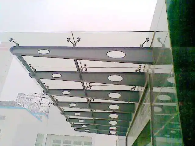 多种颜色可挑选的玻璃雨棚让玻璃雨棚更具优势