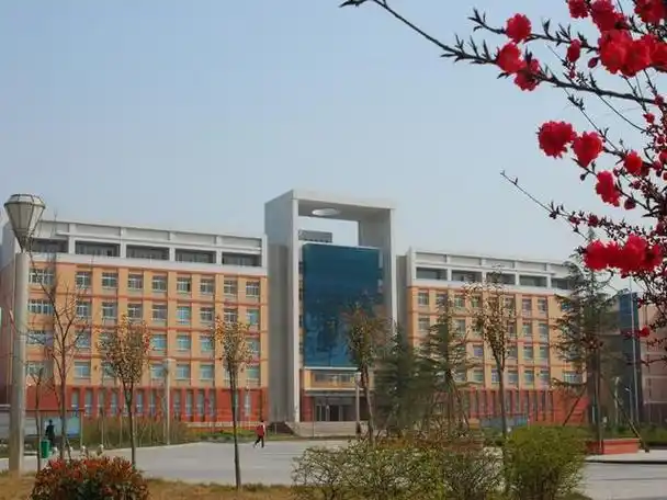 1 high school),简称"新乡一中",位于 a href="#" data-lemmaid="