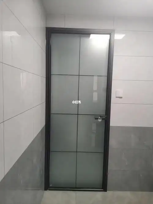 今天刚刚装好的卫生间钛镁合金门,灰色,感觉简洁大方,很满意!