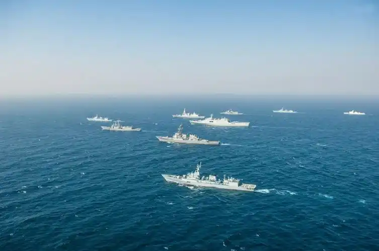 巴多国海上演习编队美英驱逐舰"簇拥"中国军舰