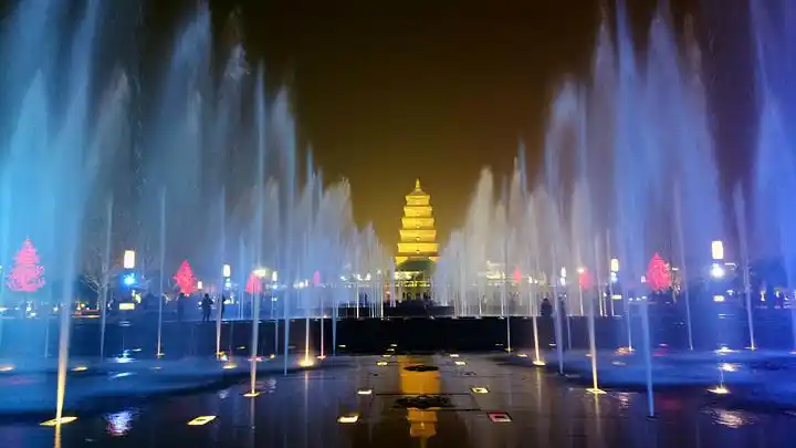 晚上八点三十分有音乐喷泉表演,晚上可以走走大唐不夜城,景色不错for