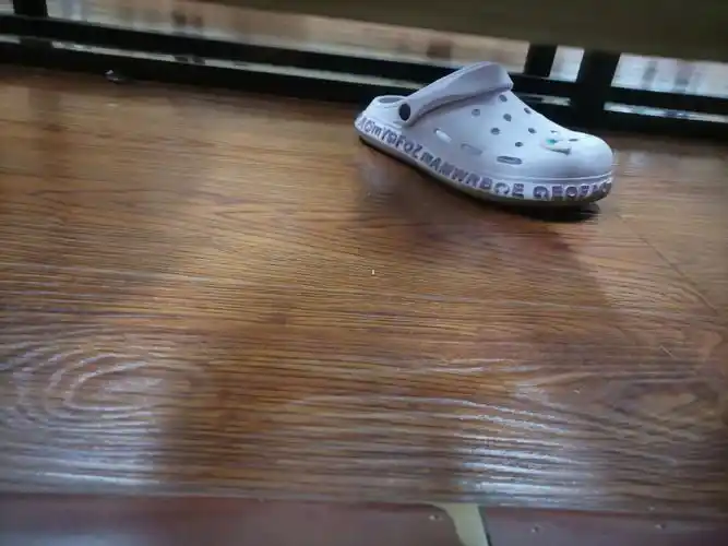 上课低头发现一只鞋和手