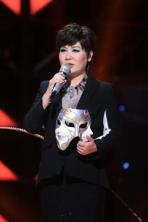 千面娇娃黄小琥一直都是戴着面具的艺人