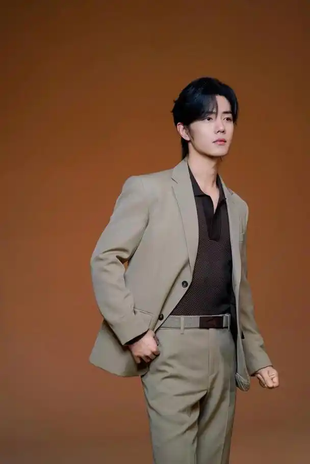 肖战工作室分享肖战美照,一身灰绿色西装,格调高雅,成熟稳重