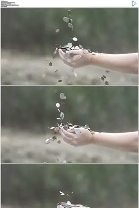 双手接住掉落的硬币实拍视频素材