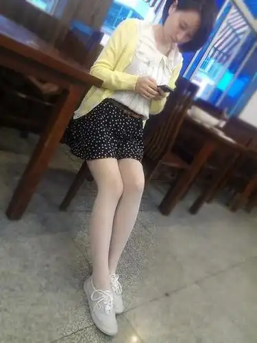 荷叶领小衬衣搭配奶黄色开衫~重点是一双今年必备超仙的白丝袜哟~小