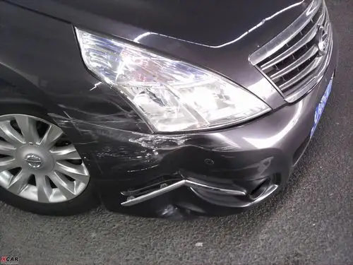 发张昨天与天籁的碰擦事故-爱卡汽车网论坛