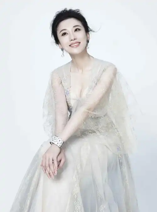 朱子岩写真大片震撼来袭 高冷女神清靓撩人