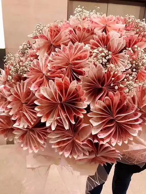 其实直接用人民币制作成花束也是不对的行为▼根据《中华人民共和国