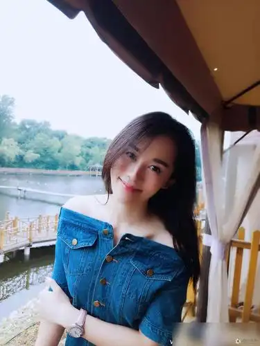 央视体育女主播李蕊露肩裙秀好身材.