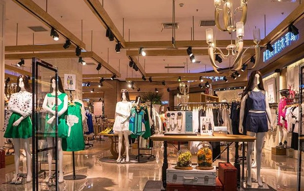 大概需要在≈10-20万元之间,投资快时尚女装,需要看品牌整体的规模,有