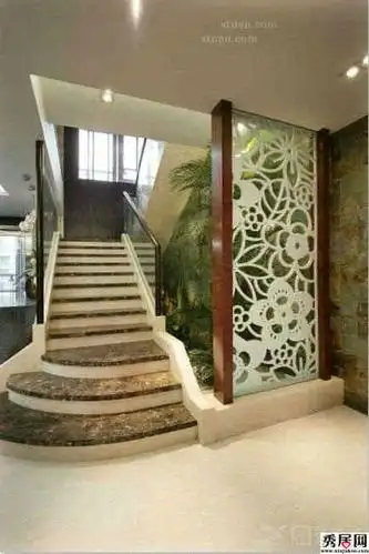 客厅入户大门正对楼梯怎么办 3套进门楼梯玄关屏风隔断装修效果图(2)