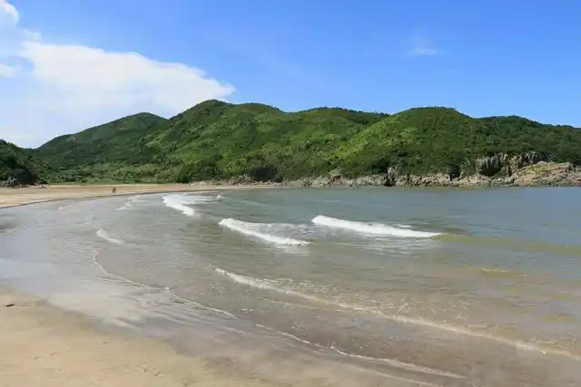 象山的海滩好玩的有: 爵溪沙滩,象山港奉化界宁波湾,象山红岩崖滩