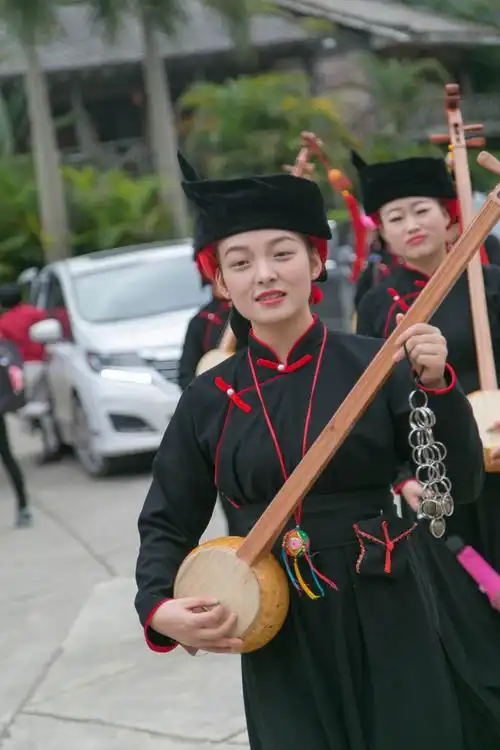 挑弦弄丝声清脆银铃回响至天明天琴