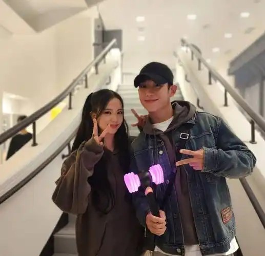 jisoo与安普贤恋爱痕迹被翻出,背景成为焦点,理想型与对方相近_宋慧乔