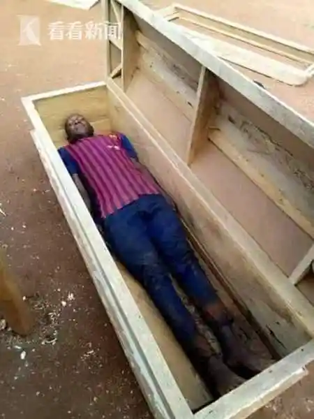 死神来了!非洲小伙躺棺材自拍晒圈 次日车祸身亡
