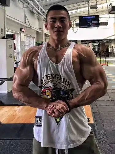 王天培:21岁大学生肌肉炸裂,健身2年斩获传统健美全场冠军!