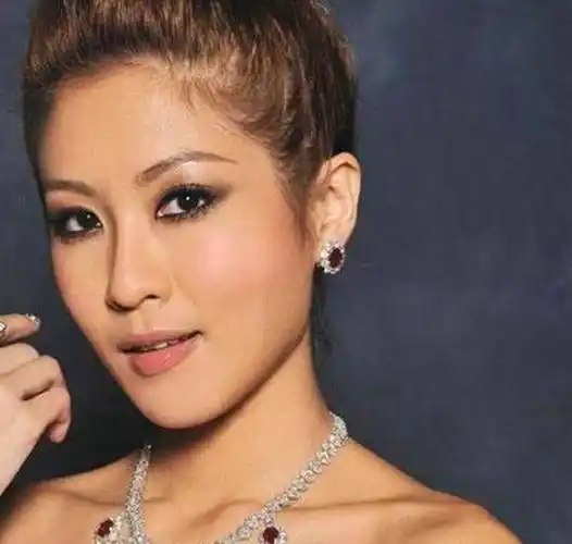 拥有43寸长腿,35岁嫁给爱情,如今2岁儿子很可爱_陈敏之_怒火街头_女