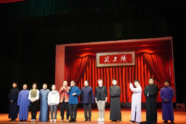 长沙笑工场感受南方相声的语言魅力