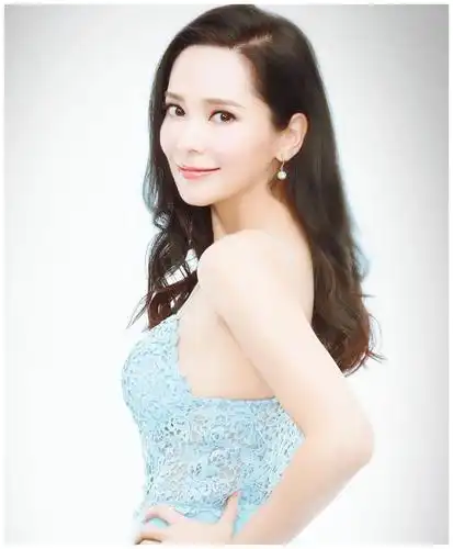 45岁郭羡妮已为人母不减女神气质!遇新爱做幸福人妻