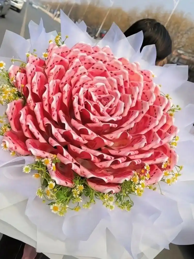 湖南一对父子,在某花店要求制作一个9999元的人民币花束,之后反手举报