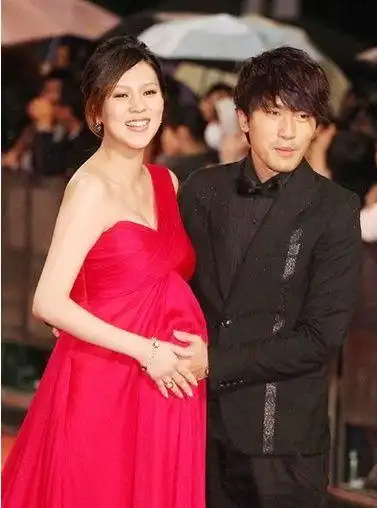 在第46届台湾电视金钟奖上,最佳女配角的朱芯仪为了出席活动,不惜挺