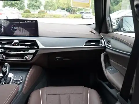 宝马_宝马5系新能源 2021款 535le m运动套装图片_黑色/摩卡色_汽车之