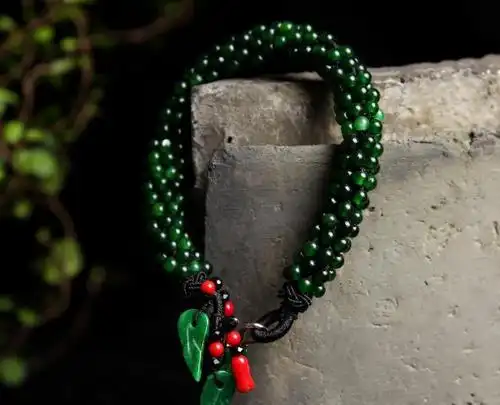 如果要收藏翡翠手串那么就要选品质高的各方面表现优秀的