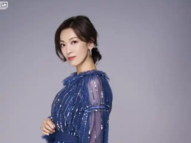 40岁陈淑萍转行卖文具,与好友一起摆地摊,家中还有母亲要赡养