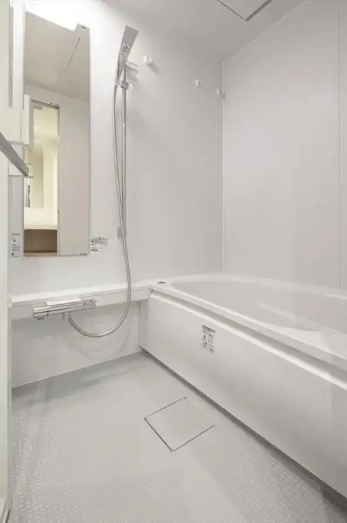 很多日本卫生间布局中都会安排换衣区   洗衣区,脱换洗收一条龙的动线