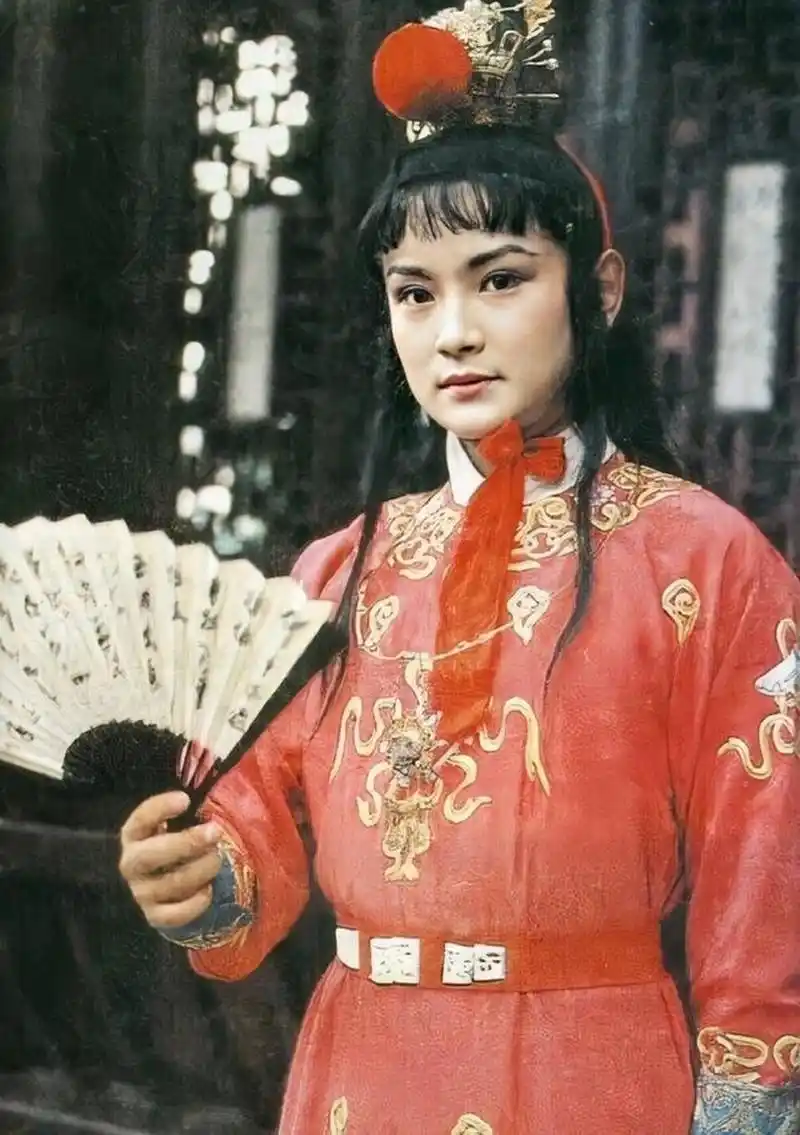 如何看待《红楼梦》中的贾宝玉?