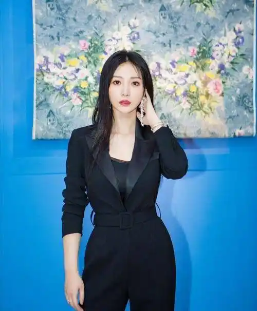 "大号水蜜桃"柳岩放得开,时尚穿红裙藏不住时尚,凹凸感十足_的设计