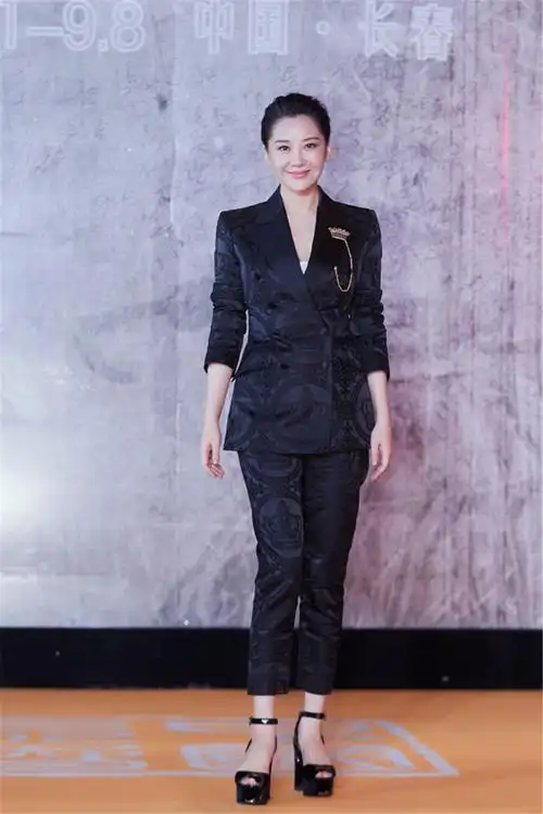 美帅!许晴西装造型英姿飒爽