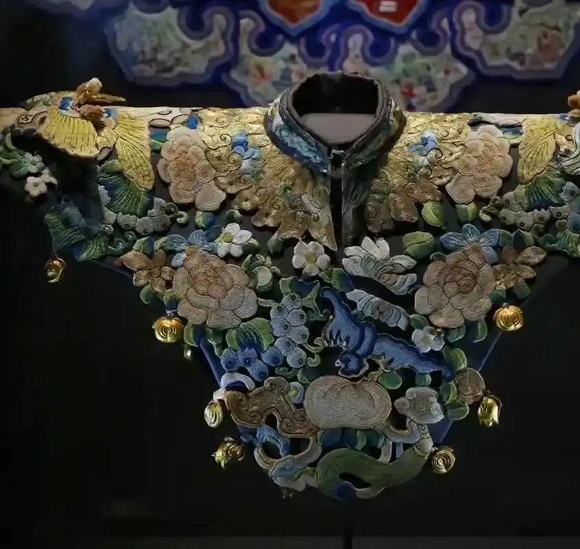 云肩是中国古代致于肩部的装饰织物,为衣服 - 抖音