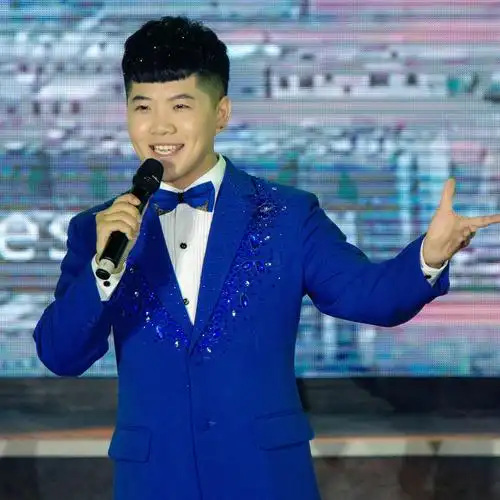 南京男歌手表演何杨舟
