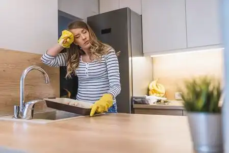 年轻的家庭主妇在厨房洗碗.