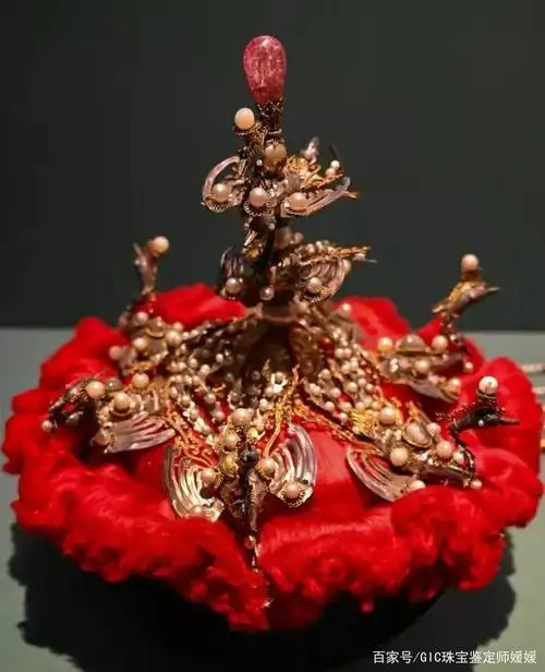 清朝的首饰在功能上也是有区分的,冬天和夏天佩戴的首饰会有差别,这一